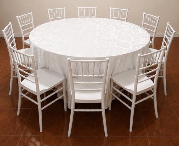 Mesa redonda com toalha branca e cadeiras Tiffany